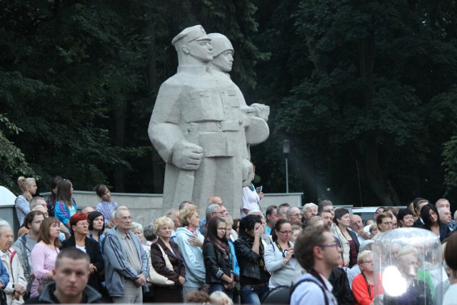 Symbolizujący polsko-radzieckie braterstwo broni pomnik dzieli mieszkańców Wielunia