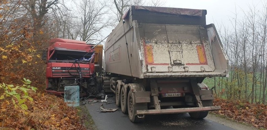 Czołowe zderzenie dwóch ciężarówek przewożących buraki w Mąkowarsku [zdjęcia]