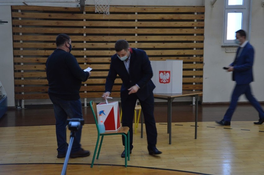 Radny Paweł Lembas podczas głosowania wniosku o odwołanie...