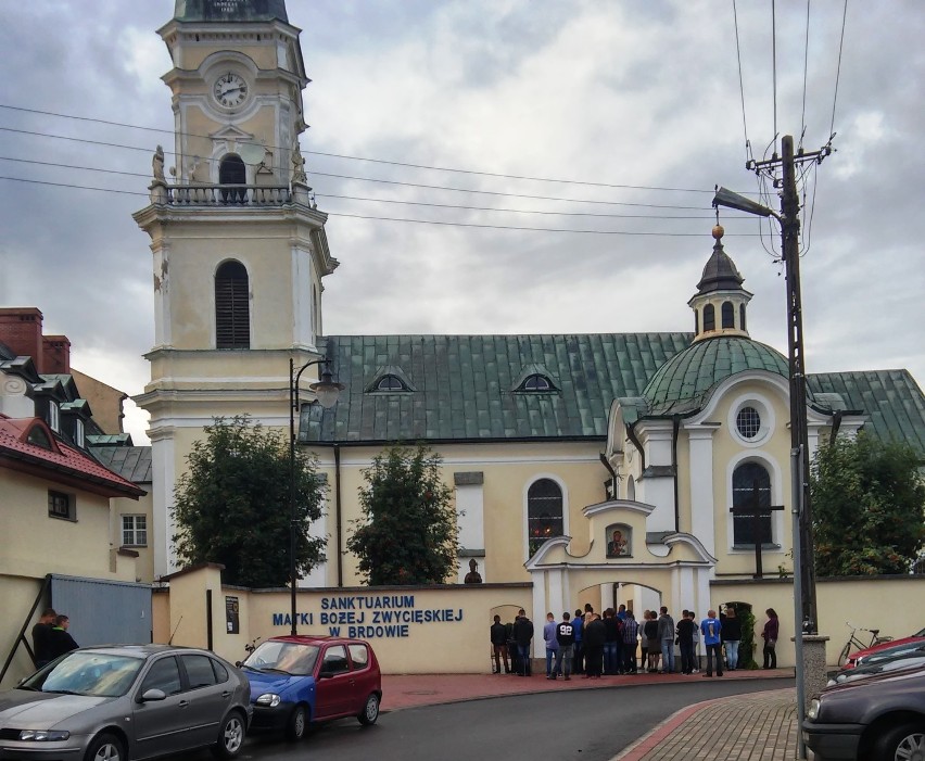 Pięć ofiar wypadku w Brdowie - żegnają najbliżsi