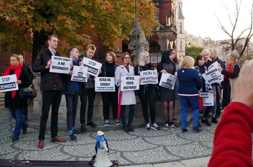 Zakaz edukacji seksualnej - protest w Legnicy [ZDJĘCIA]