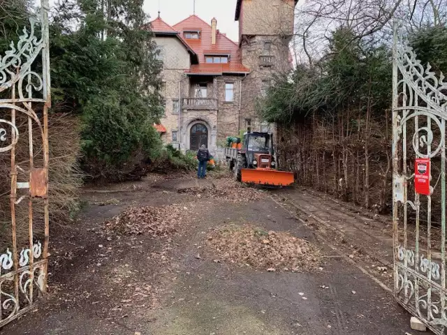 Codziennie teren wokół pałacyku sprząta kilku, a czasem nawet kilkunastu pracowników MPGK w Jeleniej Górze