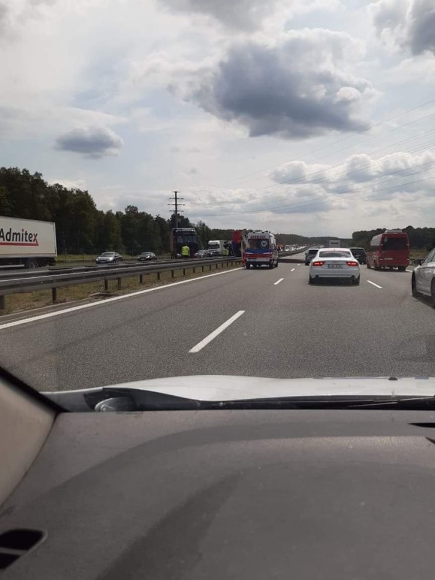 Wypadek na A1 przy zjeździe na Czerwionkę. Na autostradę wysypał się węgiel z ciężarówki [NOWE ZDJĘCIA]