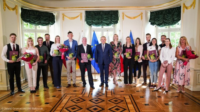 Wszyscy nagrodzeni odebrali z rąk prezydenta Tadeusz Truskolaskiego listy gratulacyjne i pamiątkowe statuetki