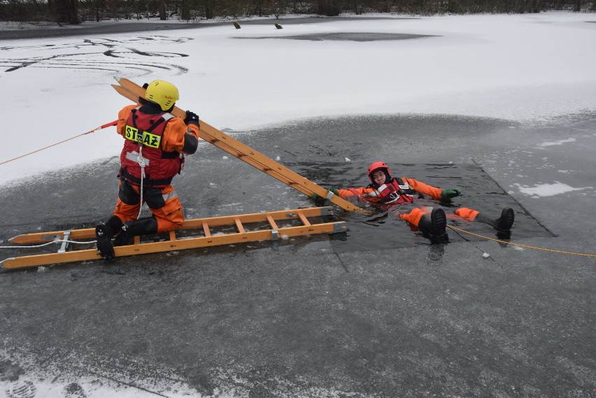 Ćwiczenia z ratownictwa lodowego nad jeziorem Lednik (FOTO, WIDEO)
