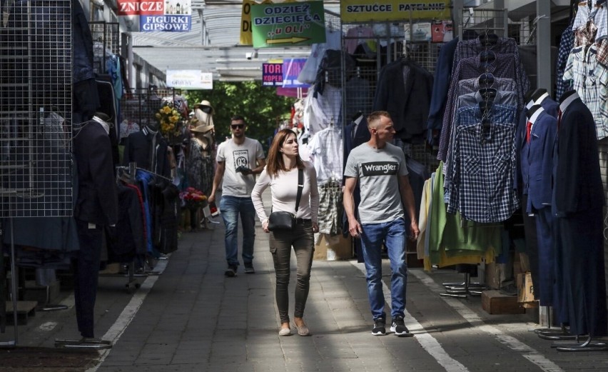 Na największym targowisku miejskim w Toruniu, przy Szosie...