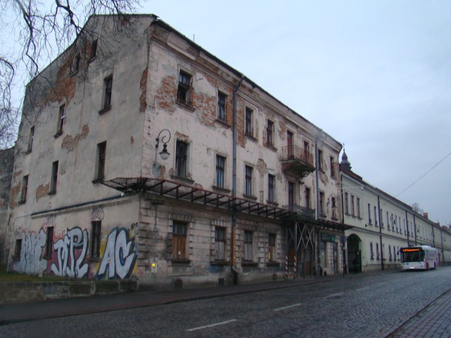 Jezuici dostali od miasta kamienicę przy ul. Piotra Skargi w zamian za 1,1 ha gruntu w dzielnicy Zabełcze. Zakonnicy chcą wyremontować zniszczony budynek i zagospodarować go na cele oświatowe. - Inwestycja potrwa co najmniej dwa lata - przewiduje o. Radosław Robak