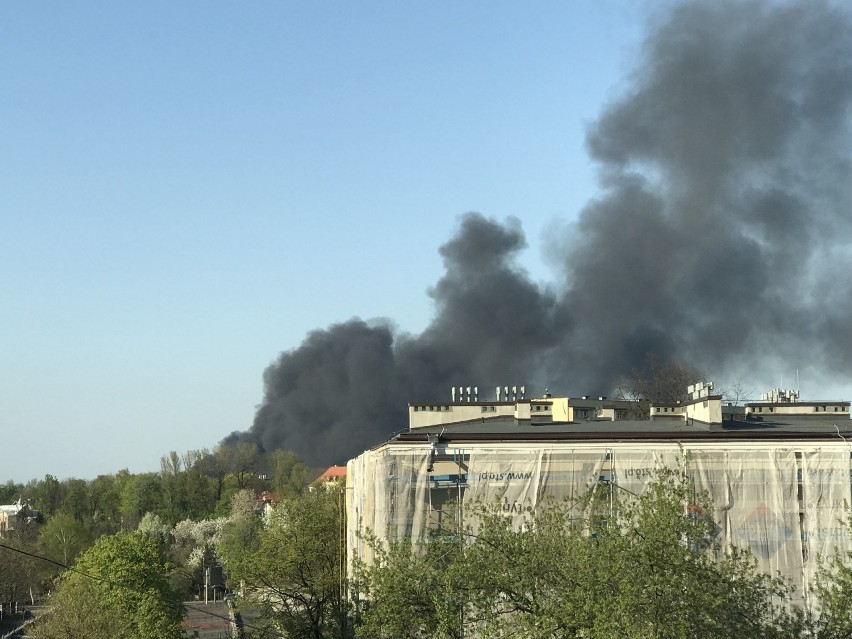 Dym nad Katowicami. W Siemianowicach Śląskich pali się w zakładzie BM Recykling [ZDJĘCIA, WIDEO]