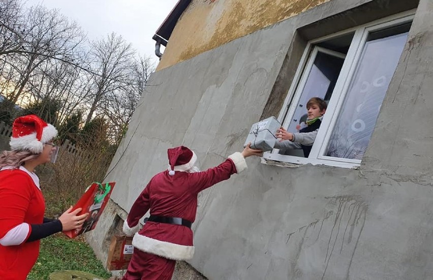 Pomimo pandemii, w reżimie sanitarnym, góra prezentów...