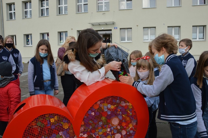 Bytowski Polmor rozdaje metalowe serca na nakrętki. Nie tylko w mieście i gminie Bytów