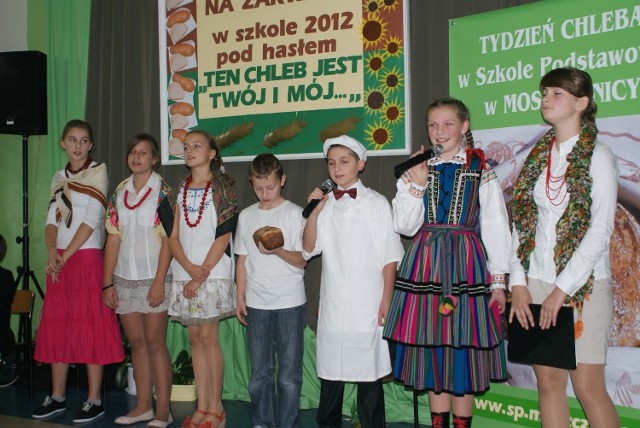 Uczniowie SP w Moszczenicy świętowali Tydzień chleba