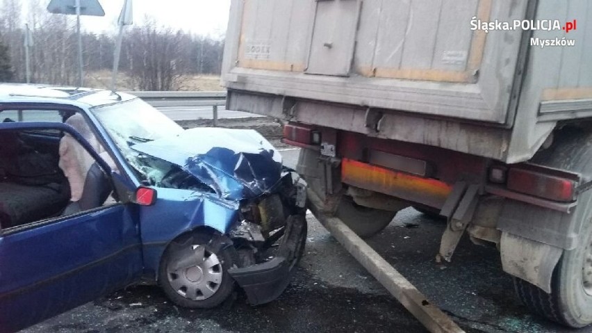 Siedlec Duży: Tragiczny wypadek na DK1. Zderzenie osobówki z ciężarówką, jedna osoba nie żyje