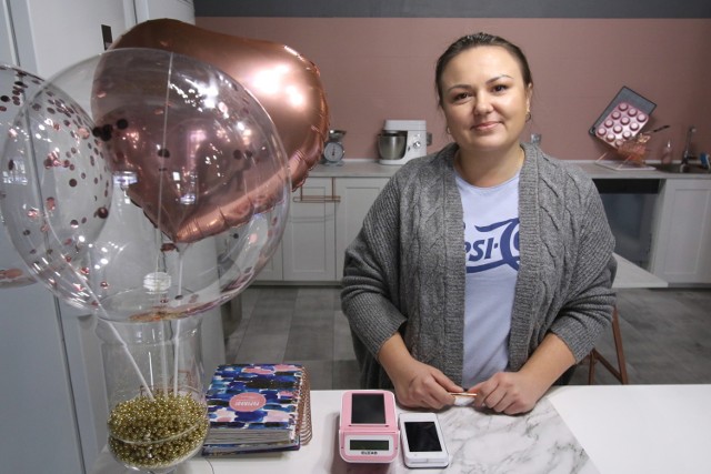 W fantazyjnych kształtach, na bazie świeżych i naturalnych produktów - takie torty i inne słodkości powstają w królestwie Benity Nowak, która otworzyła przy ulicy Dużej w Kielcach pracownię Bake a Cake.