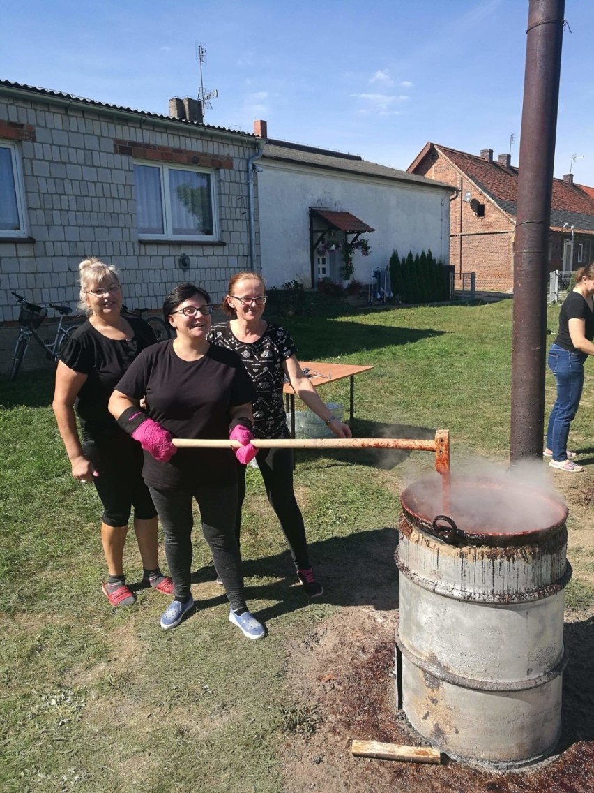 Wspólna akcja smażenia powideł w gminie Wielichowo! Usmażono ponad pół tony owoców! [ZDJĘCIA]