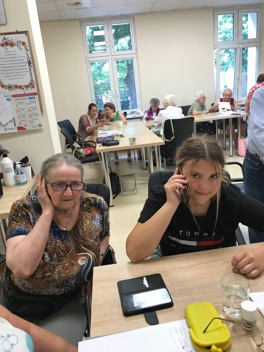 Seniorzy z Jagiellonki uczyli się obsługi telefonów. Z pomocą przyszła Młodzieżowa Rada Miejska