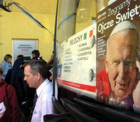 Przed rokiem na pogrzeb Jana Pawła II pojechały tysiące Wielkopolan. Teraz również wielu planuje podróż. - Fot. S. Siewior