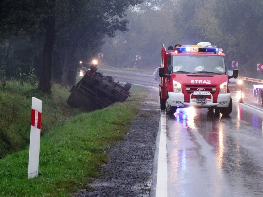 Wypadek w Witaszycach: Wypadł z drogi i dachował. Dwie osoby...