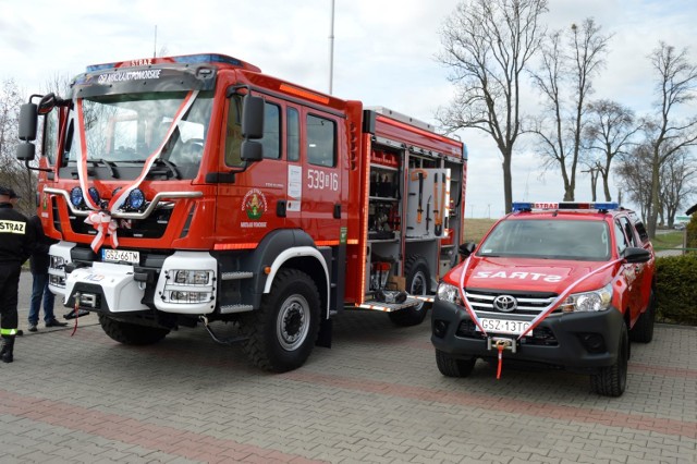 Nowy wóz bojowy dla OSP Mikołajki Pomorskie (z lewej) kosztował około 850 tysięcy złotych