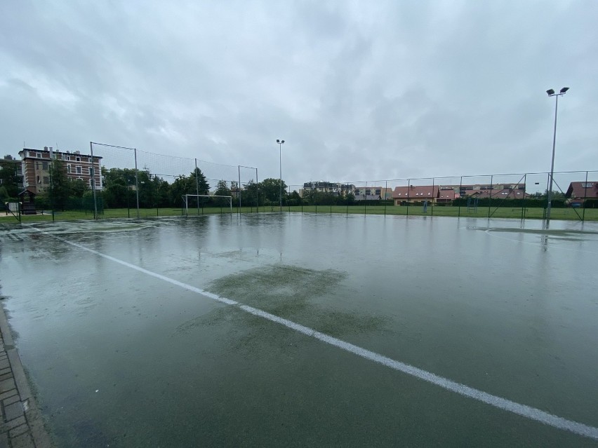 Zalany Orlik przy ul. Jagiellońskiej, obok szkoły...