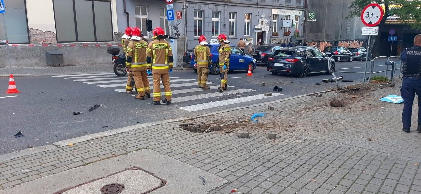 Wypadek w Katowicach. Na pieszych spadły części z rozbitych lamp. Co tam się wydarzyło?