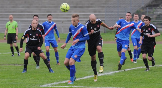 Polonia Przemyśl pokonała u siebie Stal Nowa Dęba 4:2 (1:1). Przy trzech golach dla miejscowych, ewidentnie zawiódł bramkarz gości.

Polonia Przemyśl – Stal Nowa Dęba 4:2 (1:1)
Bramki: 0:1 Serafin 10-karny, 1:1 Piątek 24, 2:1 Adamski 52, 2:2 Krawczyk 66-rzut wolny, 3:2 Kazek 72, 4:2 Piątek 86.

Polonia: Cisek – Solarz, Kuźniar, Sobol, Kocój – Głuszko, Kazek, Trawka (46 Skała), Wanat (82 Sedlaczek), Adamski, Piątek. Trener Paweł Załoga.

Stal: Bujak – Domagała, Panek, K. Wilk, M. Wilk (75 Franczyk), Krawczyk, Serafin, Milanowski, Głowacki (20 Górak), Rębisz, Serafin. Trener Andrzej Majdański.

Sędziował Kwaśny (Sędziszów Młp.). Widzów 70.