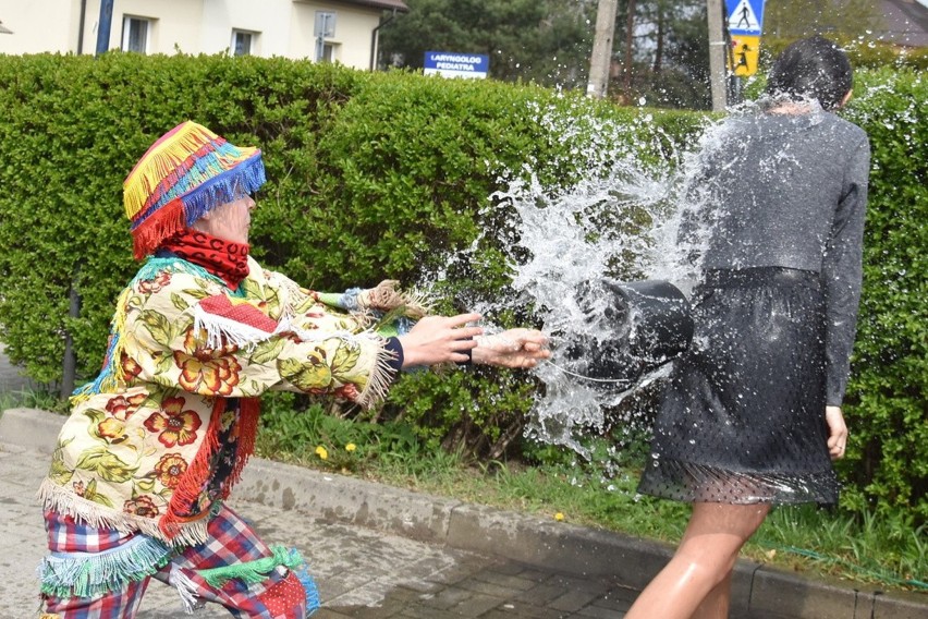 Tradycja polewania panien przez Śmierguśników w Brzeszczach nadal żywa