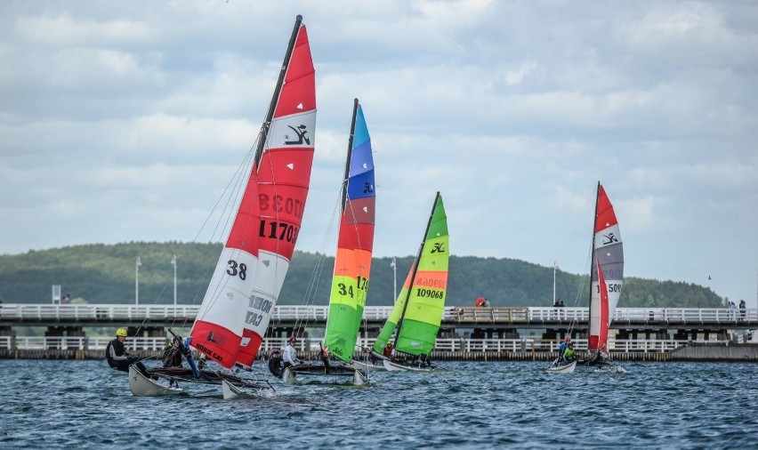 Sopot Catamaran Cup 2020. Parada katamaranów na rozpoczęcie regat. W niedzielę drugi dzień rywalizacji! [ZDJĘCIA]