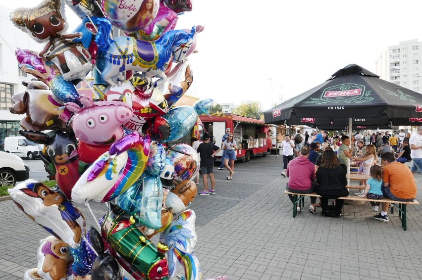 Ursynowski festiwal street food. Na zakończenie wakacji food trucki zaparkowały przy Urzędzie Dzielnicy 