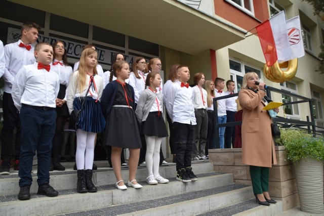 50 lat Szkoły Podstawowej nr 4 w Śremie. Podczas urodzin "czwórki" nie zabrakło życzeń, gratulacji, wyróżnień i tortu!