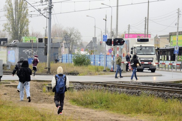 Mieszkańcy i pasażerowie poznańskiej komunikacji miejskiej, aby nie czekać kilkunastu minut przed przejazdem kolejowym, często ryzykują życiem aby zdążyć do pracy, czy szkoły.