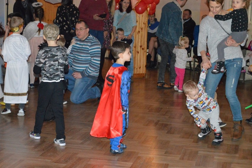 Roztańczony "Pajacyk" w Ostrowcu. Dzieci bawiły się na zabawie karnawałowo- walentynkowej [ZDJĘCIA]