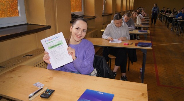 Uczniowie klas czwartych Liceum Ogólnokształcącego imienia Marii Curie-Skłodowskiej w Kazimierzy Wielkiej wzięli udział w Maturze Próbnej z Echem Dnia 2023 z matematyki na poziomie podstawowym.