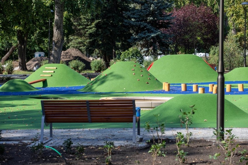 W parku Witosa powstaje właśnie nowy plac zabaw dla dzieci.