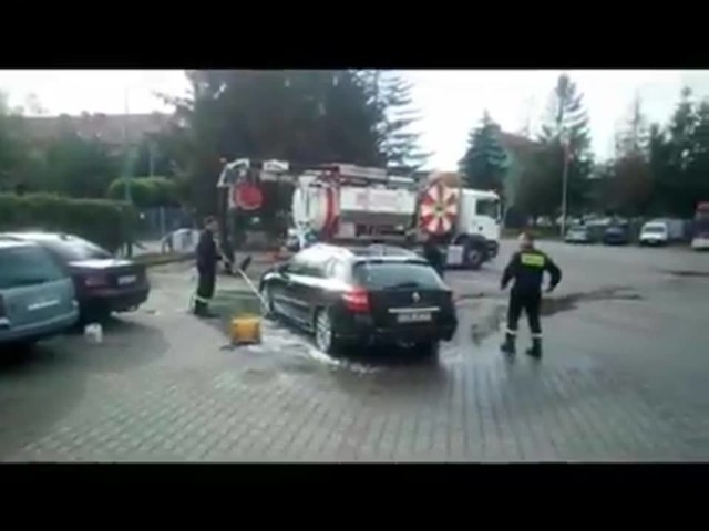 Na filmie widać, jak strażacy myją auto komendanta.