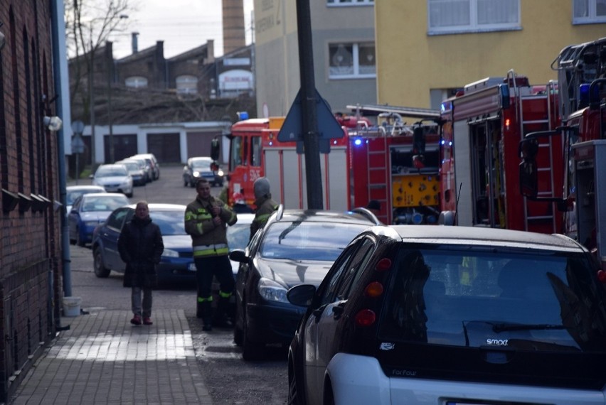W jednym z mieszkań przy ulicy Sienkiewicza w Stargardzie wybuchł pożar. Starsze małżeństwo trafiło do szpitala 