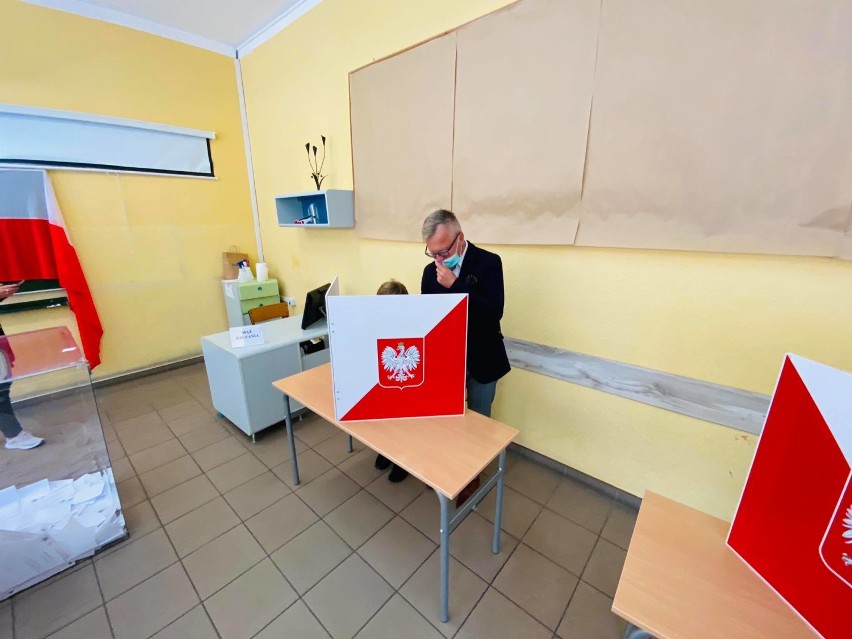 Druga tura wyborów prezydenckich 2020. W Darłowie kolejki. Głosował już burmistrz A. Klimowicz ZDJĘCIA