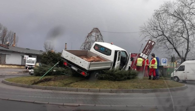 Wszystko wydarzyło się w poniedziałek, 4 grudnia, na rondzie Felchnerowskiego łączącym ulice Dworcową i Ułańską. Kierowca busa zasnął i wjechał na środek ronda. Mężczyzna nie ma prawa jazdy. Zostanie za to ukarany przez sąd.

Kierowca forda transita jechał ul. Dworcową w kierunku dworca PKS. Wjechał na rondo, jednak tak niefortunnie, że jego samochód na sam środek skrzyżowania. Na miejsce przyjechała zaalarmowana policja. Kierowca tłumaczył się, że zasnął za kierownicą.

– Okazało się, że kierujący fordem nie miał prawa jazdy – mówi nadkom. Tomasz Szuda, naczelnik zielonogórskiej drogówki. Policjanci z drogówki przygotowali wniosek o jego ukaranie przez sąd.

Przeczytaj też:   Miejski parking przed Palmiarnią w Zielonej Górze zajęty jest przez cały dzień



Zobacz również: