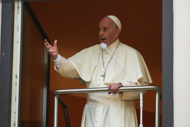 Papież Franciszek w oknie w Kurii na ul. Franciszkańskiej 3