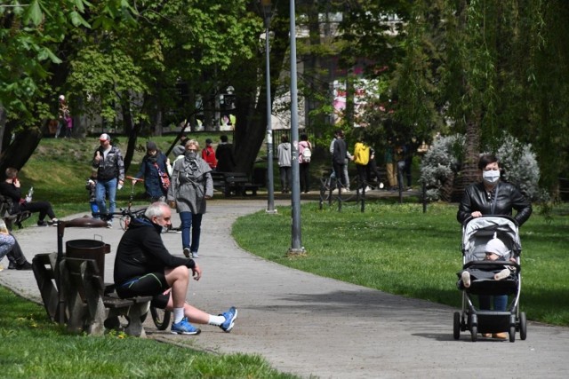 Majówka 2020. W niedzielę 3 maja w Święto Konstytucji 3 maja Park Miejski w Kielcach przeżywał oblężenie. Byli uczestnicy oficjalnej uroczystości przy pomniku Staszica, mnóstwo spacerujących, rowerzystów. Była nawet grupa wycieczkowa co w ostatnich dniach jest prawdziwą rzadkością. 

Zobaczcie wyjątkowe zdjęcia - niedziela 3 maja w Parku Miejskim w Kielcach.