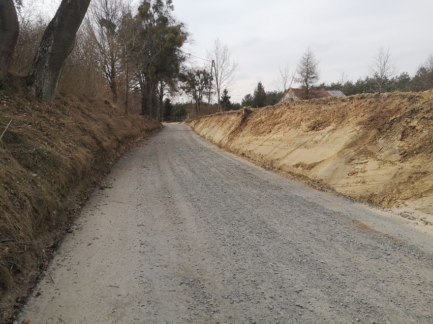 Współpraca dwóch gmin przy modernizacji drogi Laskowice - Trzciano. Prace zakończą się pod koniec czerwca [ZDJĘCIA]