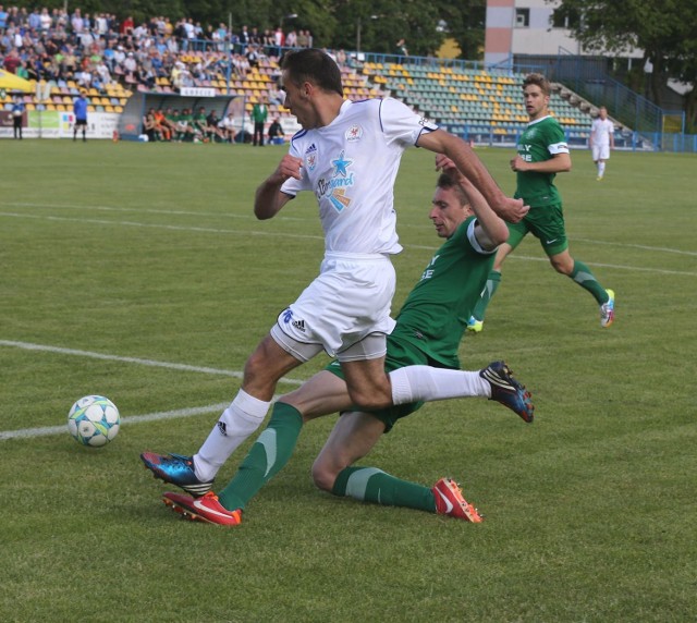 Michał Magnuski (przy piłce) zanotował asystę i gola w meczu z Wartą.