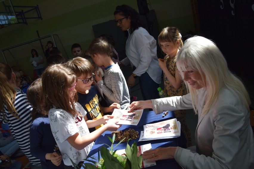 Sędzia Anna Maria Wesołowska w szkole w Janiszewicach pod...