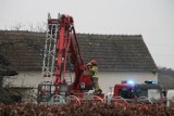 Pożar w budynku jednorodzinnym w Zdunach. Na miejscu trzy zastępy straży pożarnej