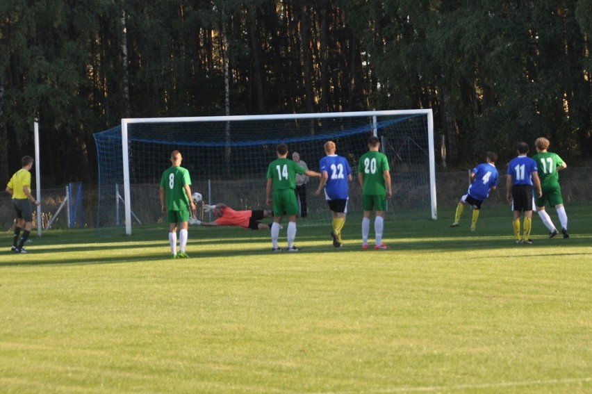 Zdjęcia z rozegranego 7 września 2013 r. meczu IV ligi...