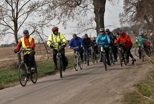 Miał być wyjazd na Rajd Sapera, ale impreza została odwołana. Dla Kruszwickiej Grupy Rowerowej to nie był jednak problem. Zamiast na poligon rowerzyści ruszyli na wycieczkę po Kujawach. Z Kruszwicy do Markowic, a  potem do pałacu w Kobylnikach, na gorącą grochówkę i z powrotem do Kruszwicy. Choć było chłodno i czasami wiatr wiał prosto w twarz, rowerowy wyjazd zaliczyć nalezy do udanych. Po Wielkanocy kolejne wycieczki.