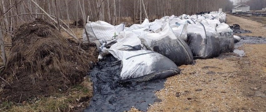 Ktoś porzucił worki ze smołą w Kędzierzynie Koźlu. Tajemnicza sprawa trafiła do prokuratury. WIOŚ domaga się ścigania sprawcy