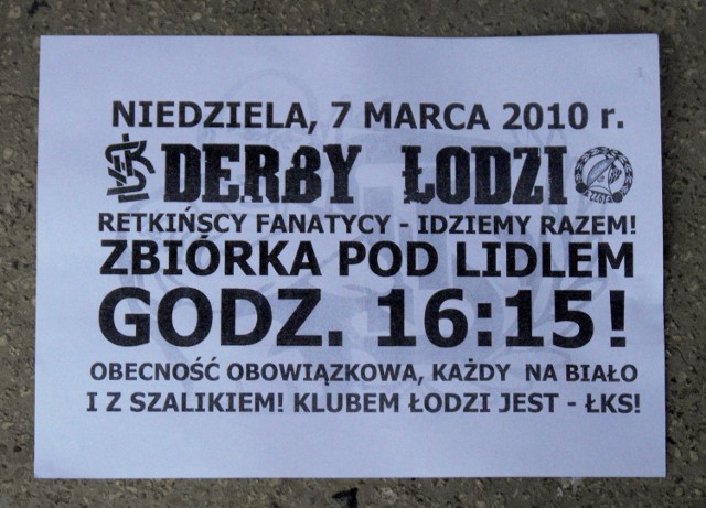 Ogłoszenie o derbach Łodzi rozklejane na Retkini.