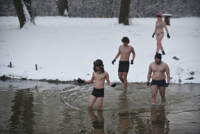 Temperatura wciąż poniżej zera. Dla nich to powód do szczególnej radości i pretekst, aby zanurzyć się w lodowatej wodzie. Morsy z Zalesia to fanatycy zimnych kąpieli z Torunia, Chełmży i okolic. Sobotni poranek tradycyjnie była dniem ich kolejnego spotkania i kąpieli w Jeziorze Chełmżyńskim.

Polecamy także: Ale ona ma figurę! Anna Lewandowska prywatnie!