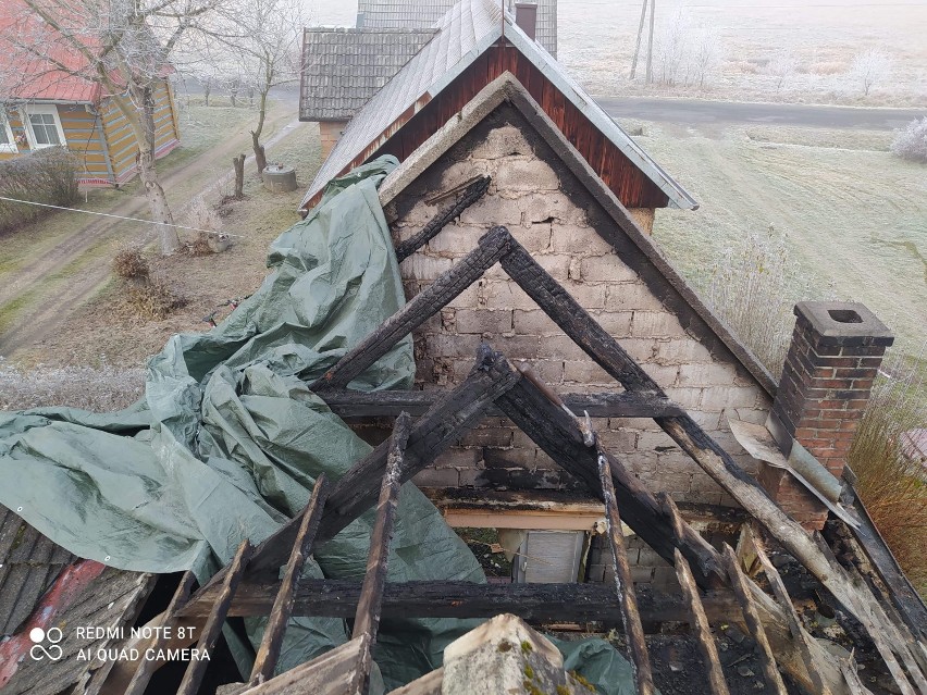 Skutki pożaru domu jednorodzinnego w Buczu