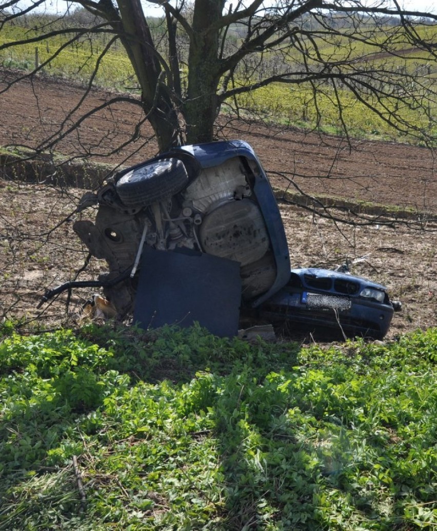 Wypadek w Kozarowie. Nie żyje kierowca BMW. Jego auto rozpadło się (zdjęcia)